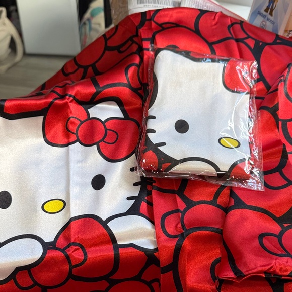 Hello Kitty Red and Black Pillowcase 2 pillowcase - Picture 3 of 3